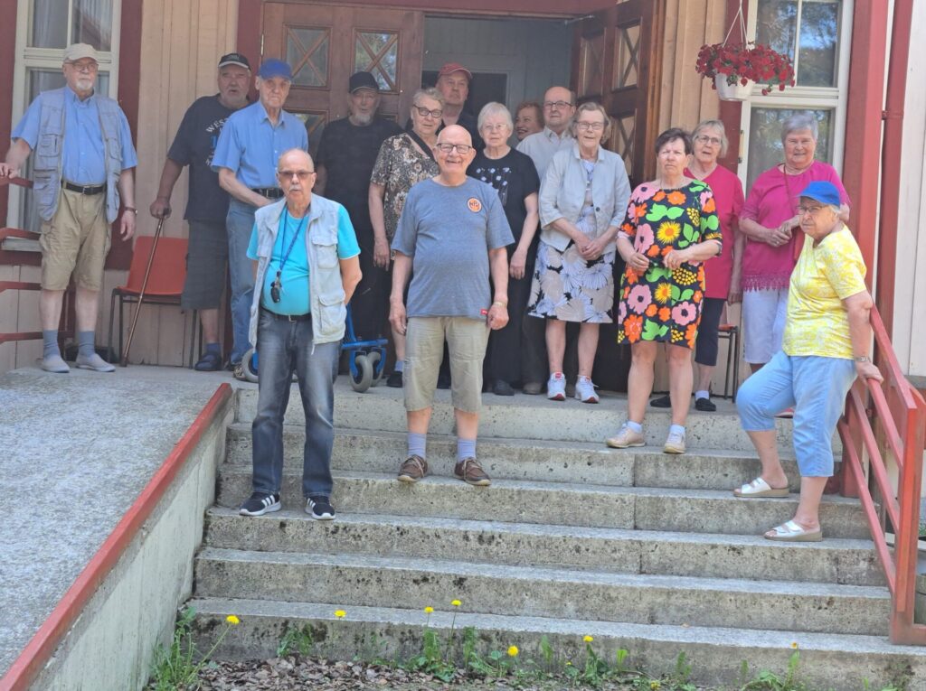 Kesäpäivän osanottajat yhteiskuvassa