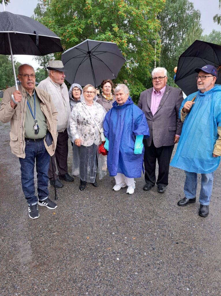 Kuvassa Akaan Wanhojen Toveriden Sakari Nieminen,Raimo Järvinen, Lea Järvinen (takana), Pirkko Nord (takana), Arja Ojalla (Pirkanmaan Wanhat Toverit)Aarre Nord ja Kari Salo
