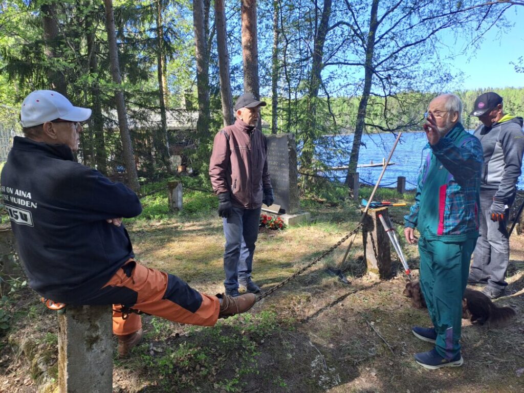 Lappeenrannan Wanhat Toverit tekiät perinteisen kevätretken Pulkkaniemen muistomerkille.